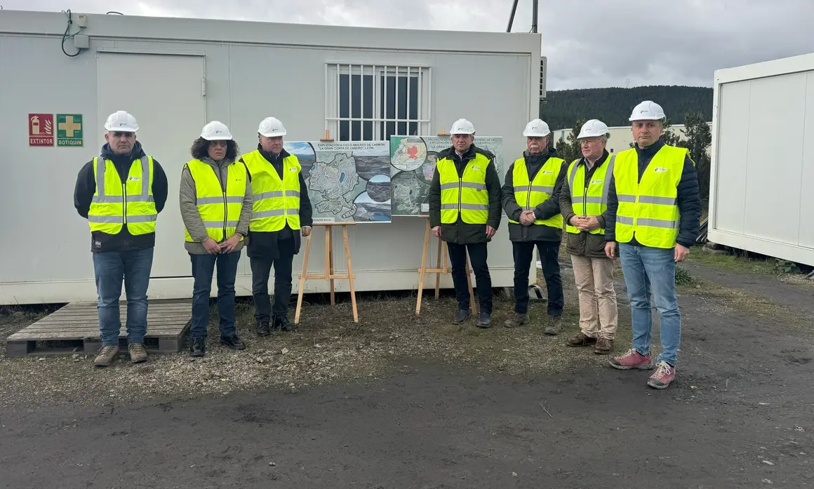 El delegado del Gobierno visita la restauración ambiental de la antigua mina Gran Corta de Fabero