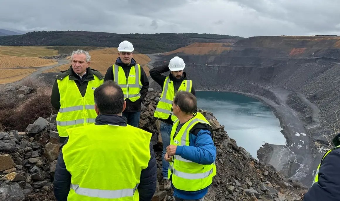 El delegado del Gobierno visita la restauración ambiental de la antigua mina Gran Corta de Fabero.