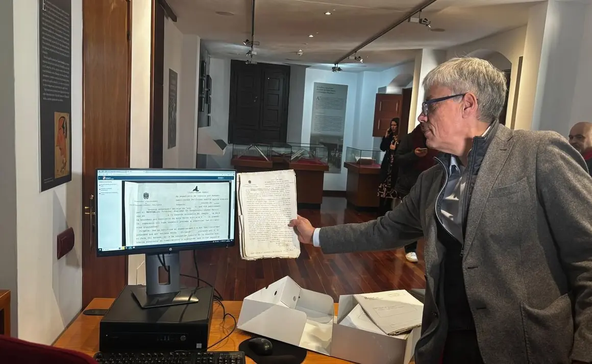 El delegado territorial de la Junta en León, Eduardo Diego, en su visita al Archivo Histórico Provincial.