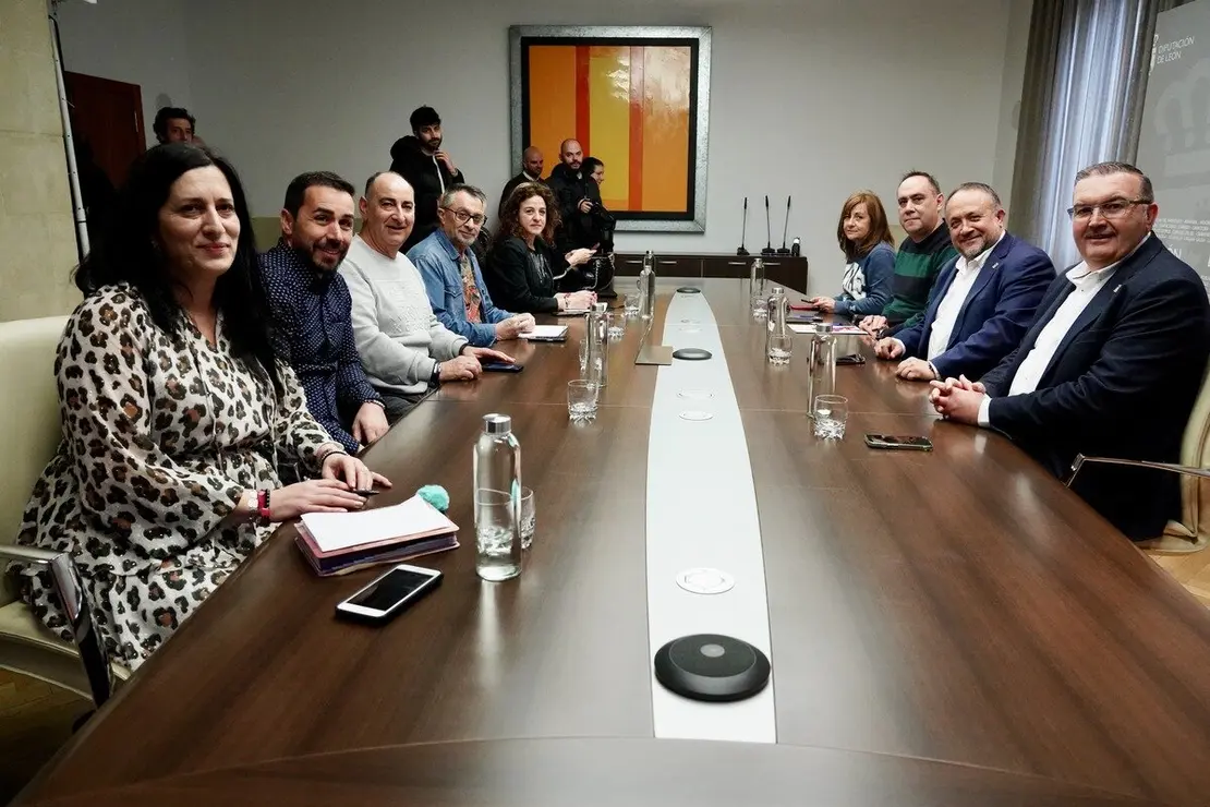 El presidente de la Diputación, Gerardo Álvarez Courel, y los vicepresidentes Roberto Aller, Valentín Martínez y Ana Arias, reciben a los representantes de los sindicatos convocantes de la manifestación del 16F. Foto: Campillo.