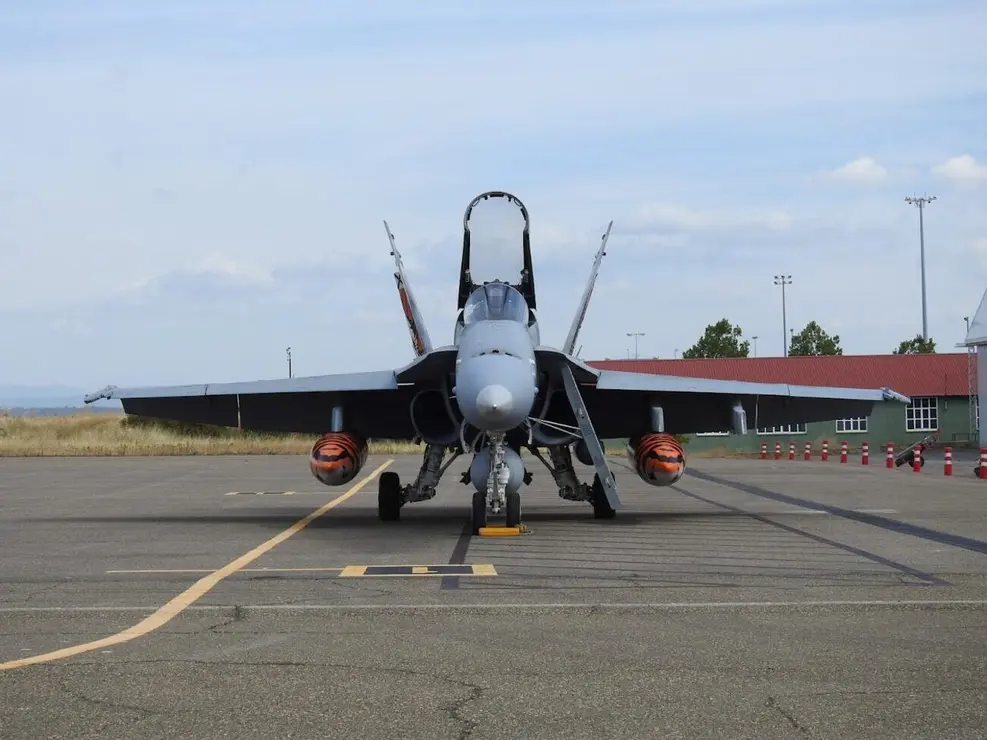 El salto a base aérea permitirá al aeródromo militar de la Virgen del Camino contar con nuevas inversiones, al mismo tiempo que podrá asumir un 'ala táctica' del Ejército del Aire, bien de forma permanente o en rotación. En la imagen f-18 estacionados en el aeródromo leonés durante un ejercicio militar internacional desarrollado en aguas del Cantábrico. Fotos: Heraldo de León