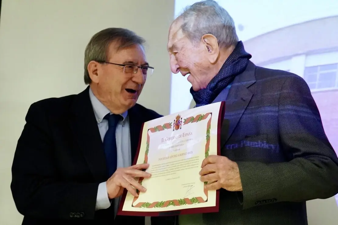 El secretario de Estado de Memoria Democrática, Fernando Martínez, y la comisionada para la celebración de los 50 años de España en Libertad, Carmina Gustrán, participan en el acto de reconocimiento y reparación a Albina Pérez y Nicolás Sánchez Albornoz, únicos supervivientes del grupo de luchadores universitarios miembros de la Federación Universitaria Estudiantil. Foto: Campillo.