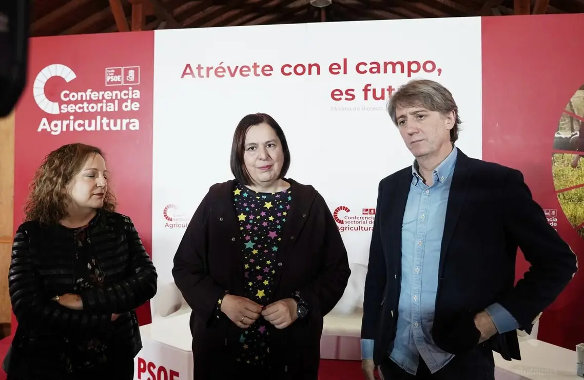 El secretario general del PSOE de Castilla y León, Carlos Martínez; la secretaria de Estado de Agricultura y Alimentación, Begoña García; y la presidenta de los socialistas europeos, Iratxe García, participan en una conferencia Sectorial de Agricultura organizada por el PSCyL. Foto: Rubén Cacho.