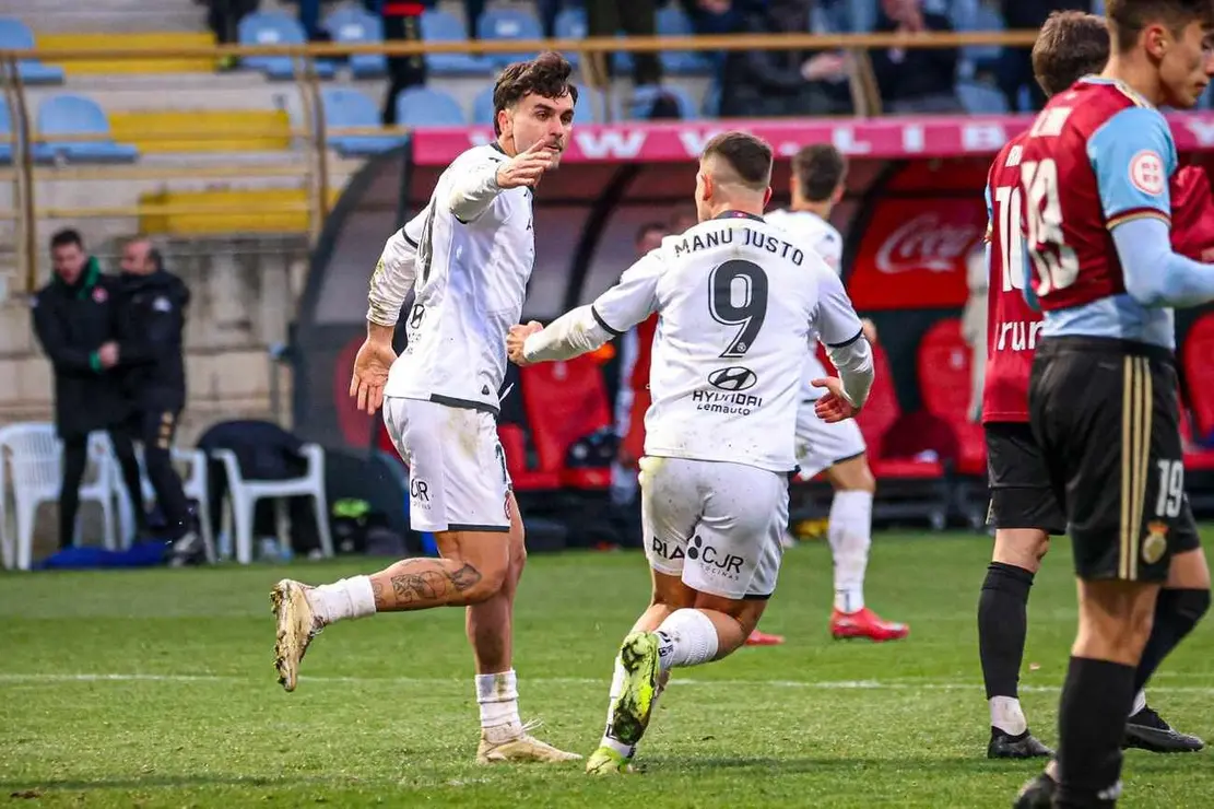 En el tramo más importante de la competición, la Cultural sufre. Ante el Real Unión, como en las jornadas anteriores, el equipo de Llona tuvo que remontar y remar a contracorriente. Fotos: Isaac Llamazares | CyDLeonesa