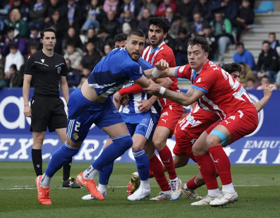 Duelo de altura en El Toralín, con la Ponferradina enfrentándose al Lugo. Ambientazo en el estadio blanquiazul. Fotos: SDP