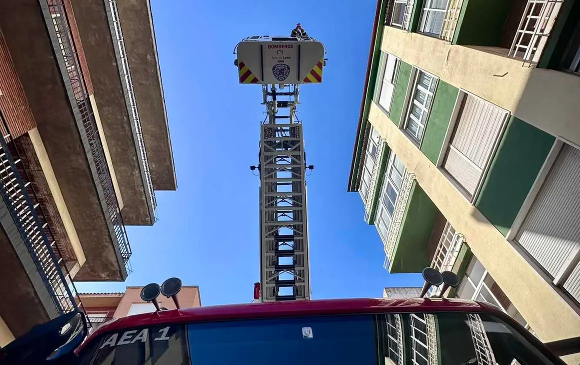 Bomberos de León han procedido a la revisión de fachada y retirada de elementos inestables en un inmueble del barrio de San Claudio. Foto: Bomberos León