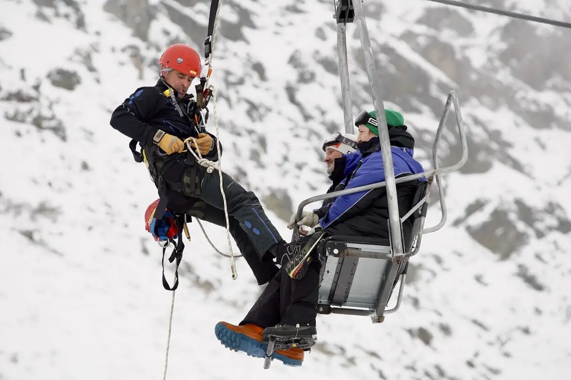 El Grupo de Rescate e Intervención en Montaña (Greim) de Sabero, perteneciente a la Guardia Civil, protagoniza un simulacro de evacuación de telesilla en la estación invernal de San Isidro. Fotos: Campillo