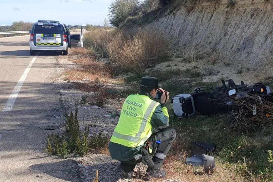 Efectivos de la Guardia Civil toman imágenes en un accidente de moto.