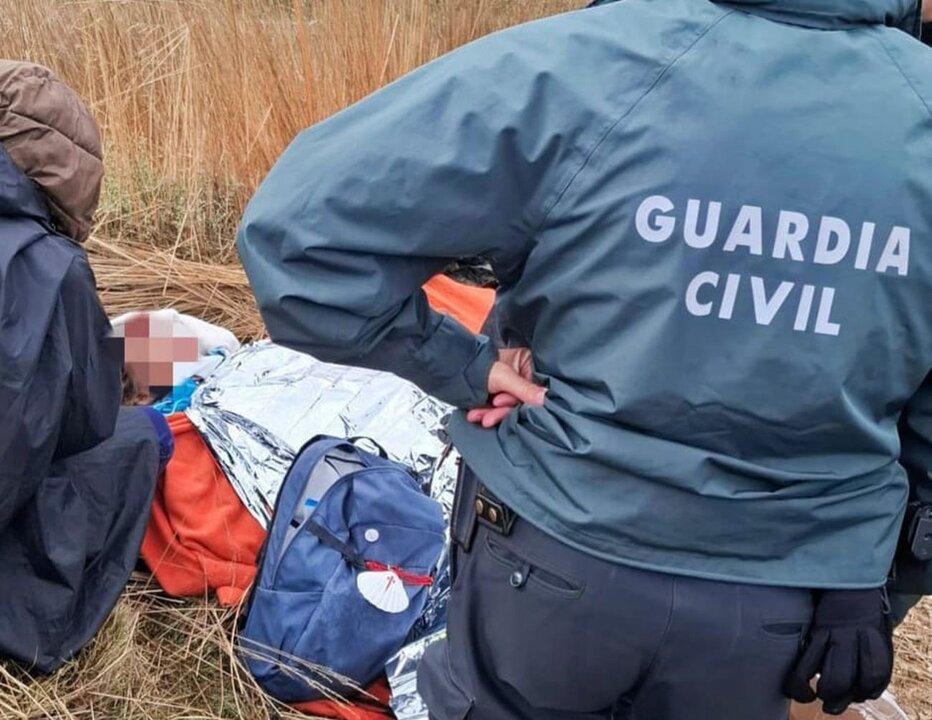 La Guardia Civil auxilia a un peregrino lesionado al sufrir una caída y golpearse en la cabeza en Molinaseca.