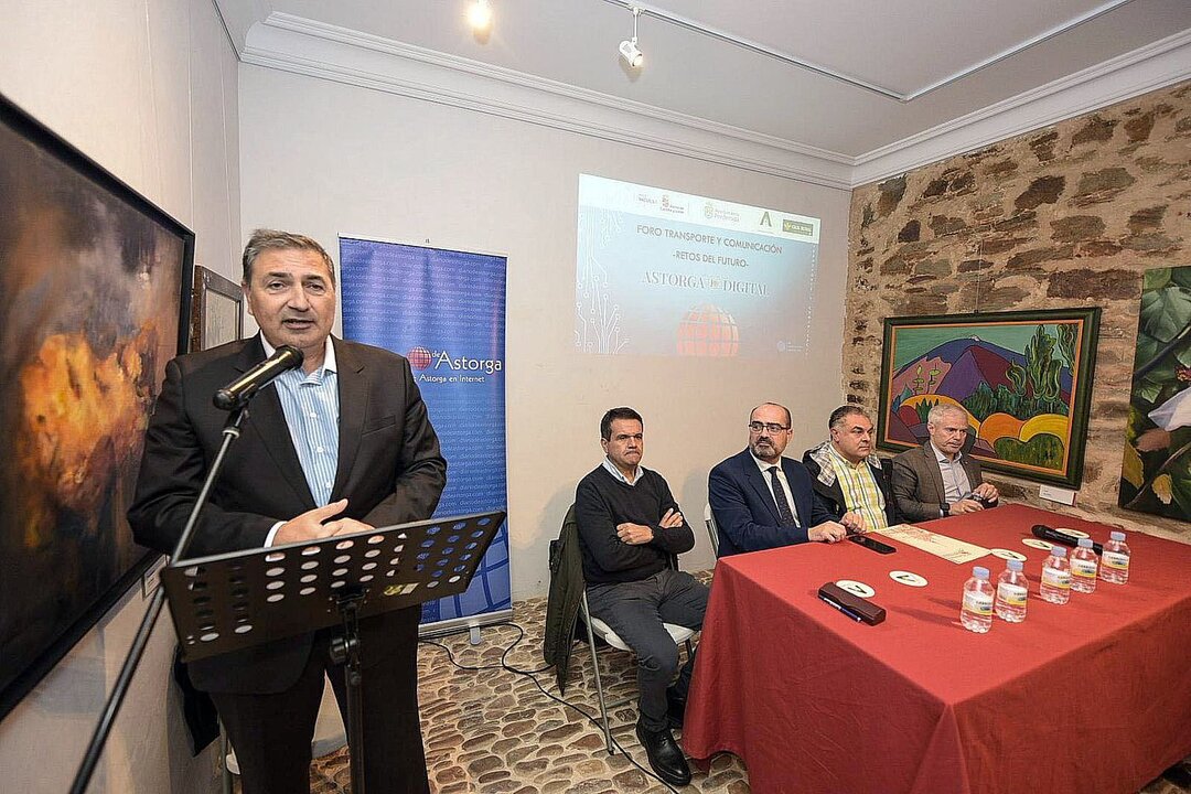 Los alcaldes de Astorga y Ponferrada, José Luis Nieto y Marco Antonio Morala, respectivamente, y el presidente de la Cámara de Comercio de Astorga, Juan José Alonso Martínez. participan en el foro sobre 'Los retos y el futuro del transporte ferroviario en el noroeste',