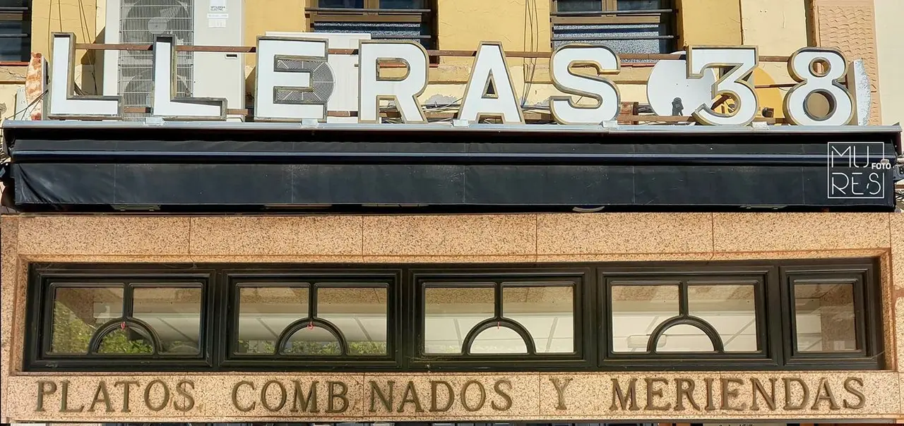 Imagen de 'Lleras 38' en un montaje ampliando las letras que de forma fija anunciaban sus grandes especialidades, 'Platos combinados y meriendas' encima de las puertas de entrada.