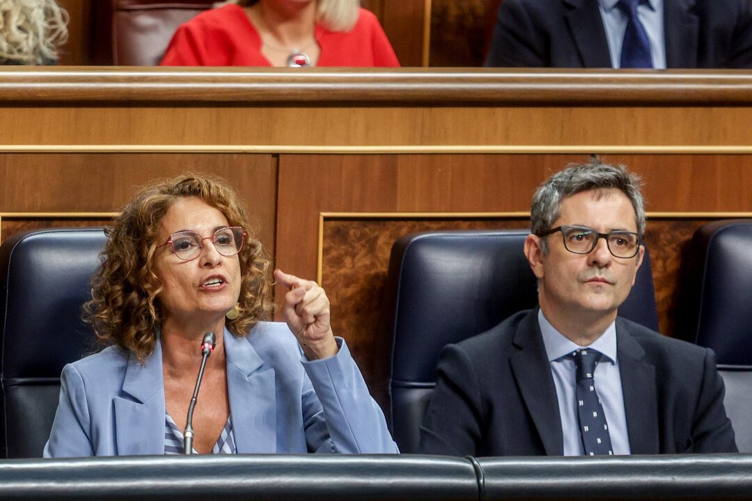 La vicepresidenta María Jesús Montero y el ministro de Justicia, Félix Bolaños, en la sesión de control. (Foto: Ricardo Rubio)