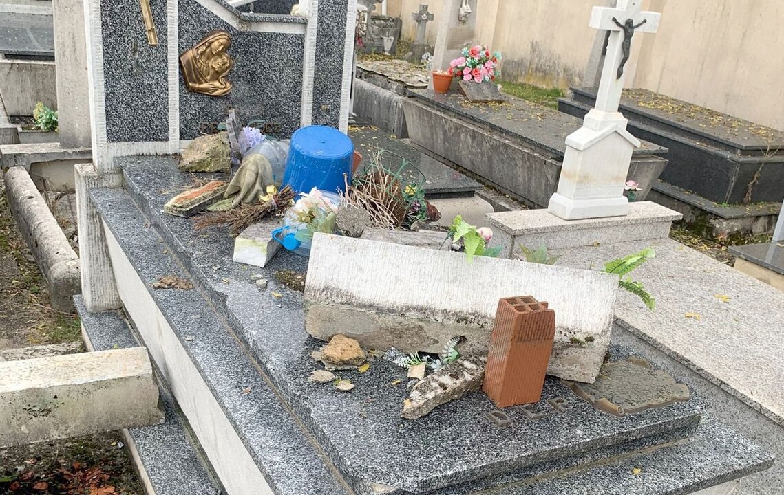 Imagen de los daños ocasionados por el detenido en las tumbas del cementerio.