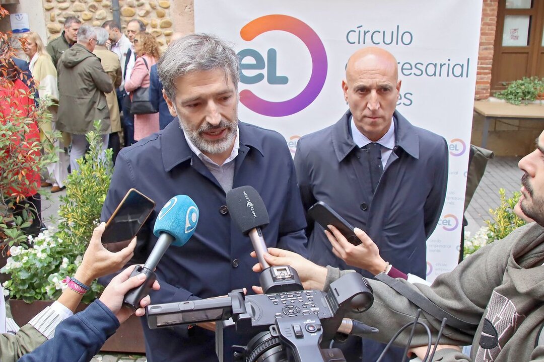 El CEL reclama al Ayuntamiento de León que “tire de los empresarios” y “agilice” el exceso de burocracia. En la imagen, el presidente del CEL junto al alcalde de León. (Foto: Peio García)