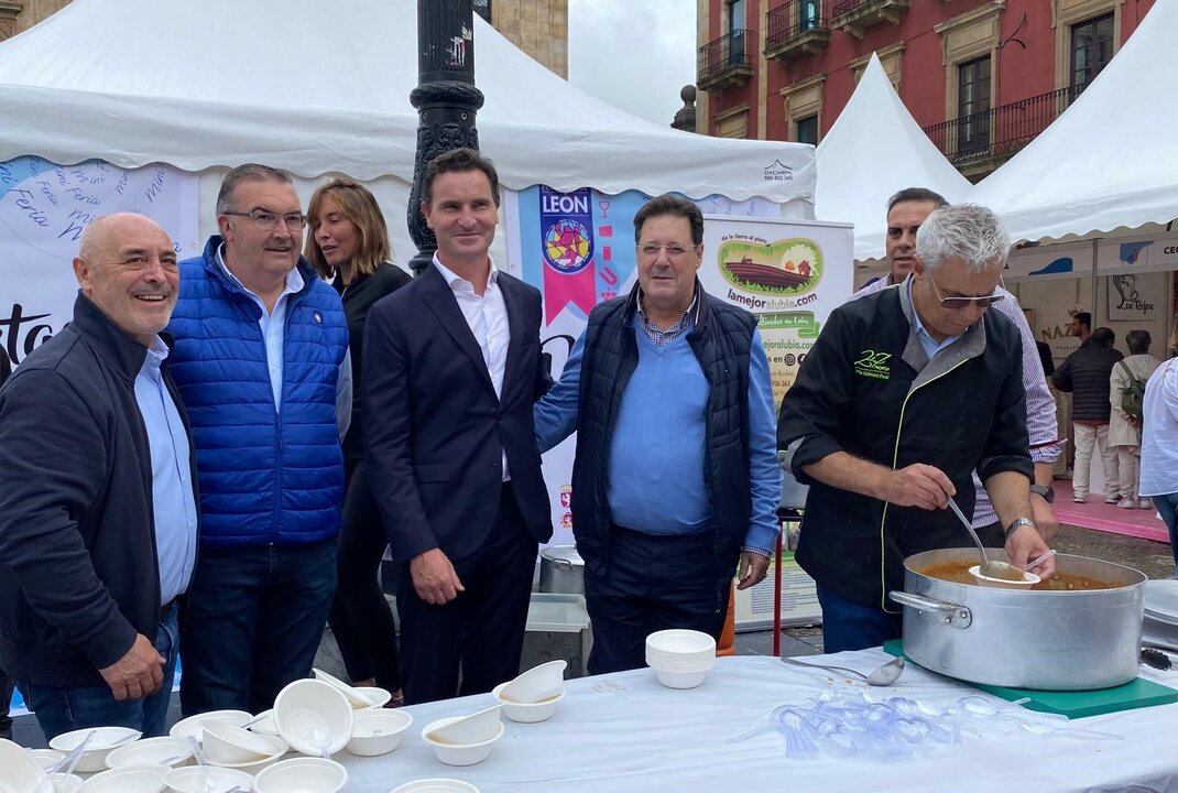 Imagen de la alubiada protagonizada por los productos de León en Gijón.