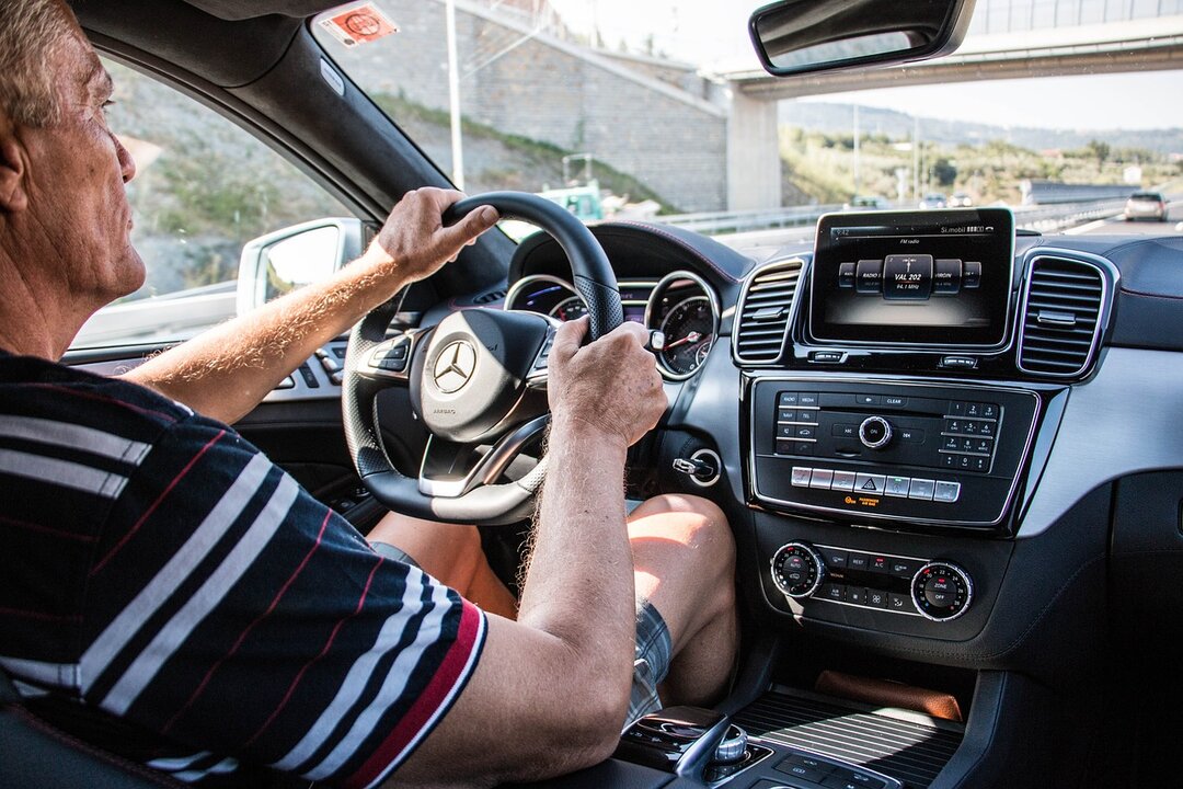 Imagen de un conductor al volante de su vehículo. Distraerse es el principal motivo de accidentes.