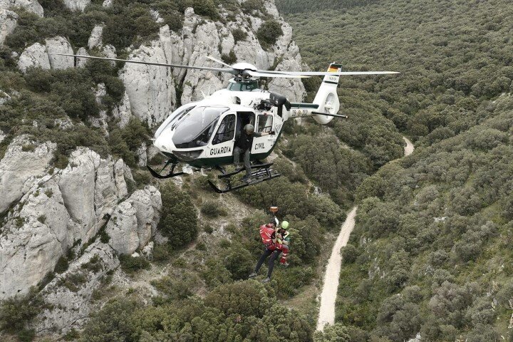 Efectivos del Greim durante una operación de rescate con el helicóptero de la Guardia Civil.