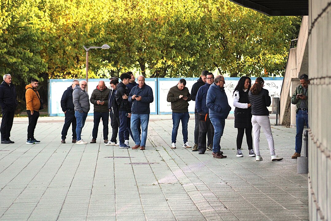 Colas en el Reino de León para presenciar el derbi entre Cultural y Ponferradina