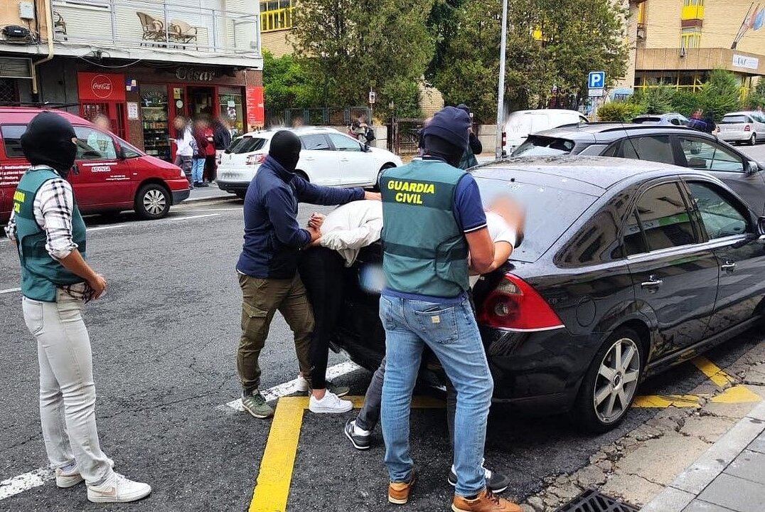 Imagen del momento de la detención de los implicados en los robos. 