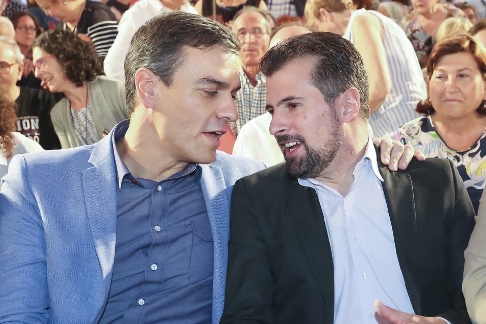 Pedro Sánchez abraza a Luis Tudanca durante un mitin en Castilla y León.