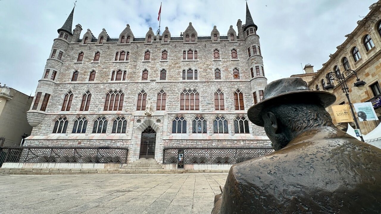 La figura de Gaudí une a León capital, Astorga y Comillas, tres símbolos del arquitecto catalán.