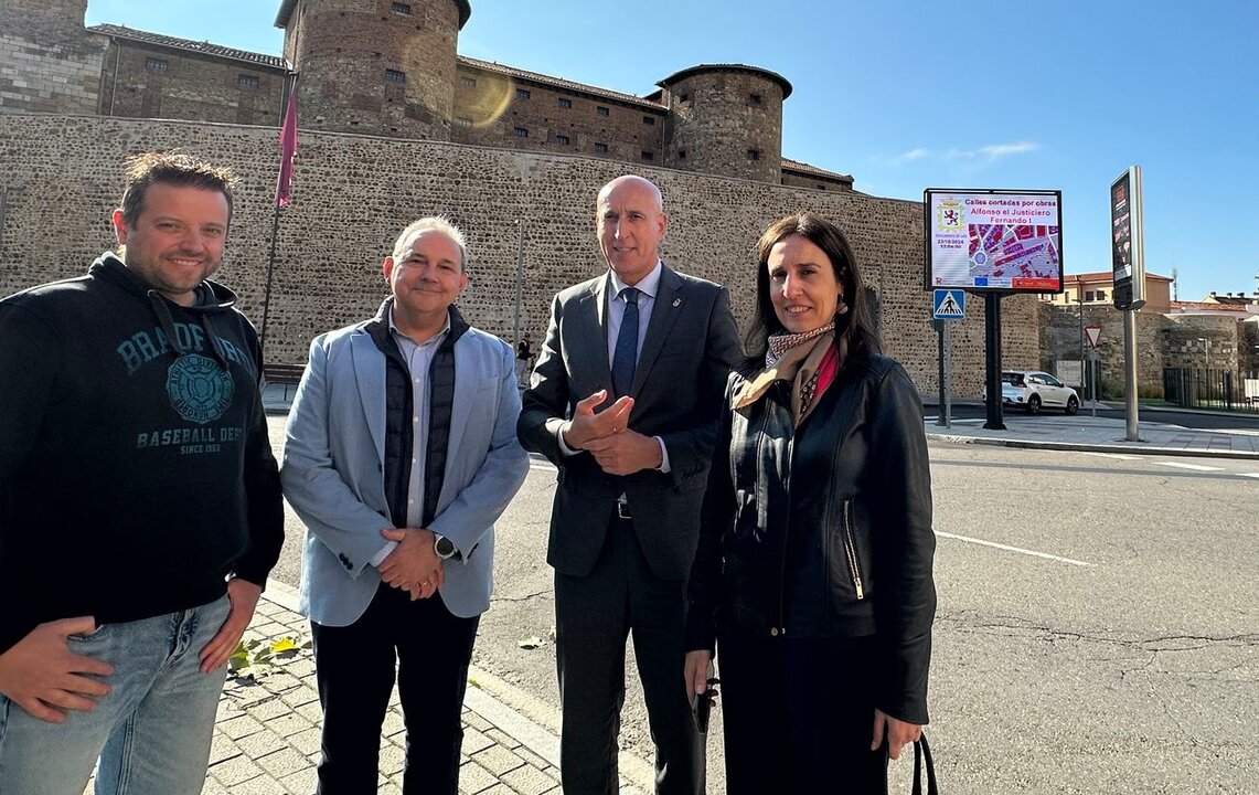 El alcalde de León, José Antonio Diez, ha acudido este miércoles a la presentación de los nuevos paneles informativos para León capital.