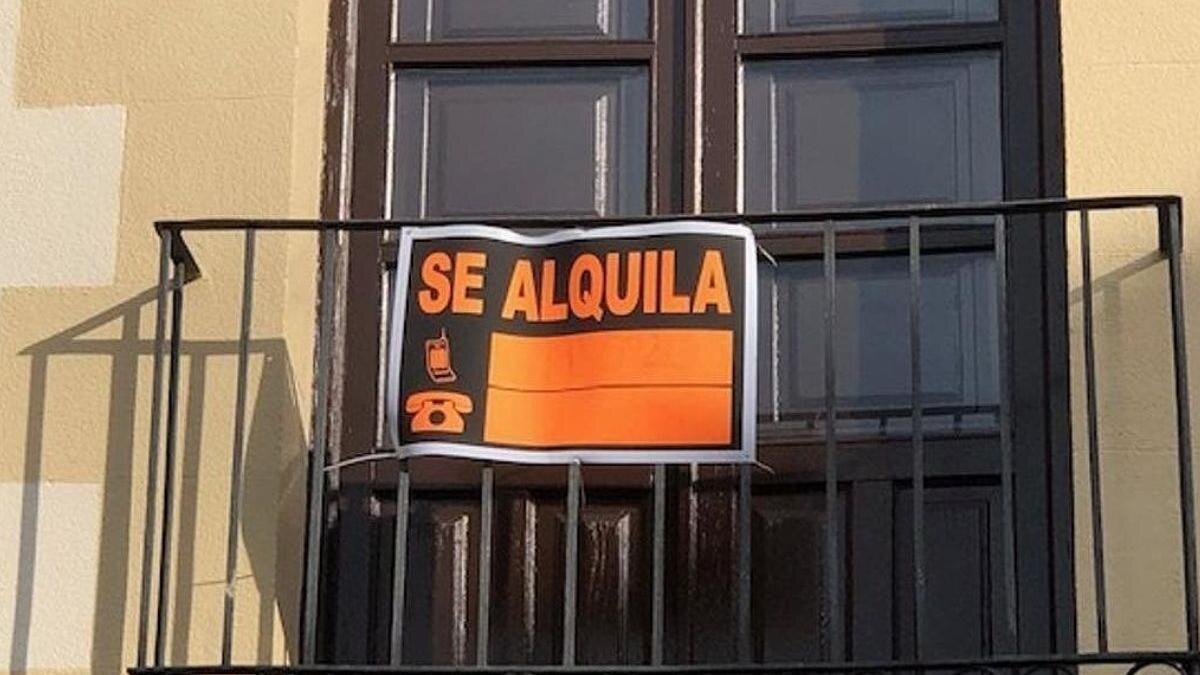 Imagen de un cartel de alquiler de un inmueble.