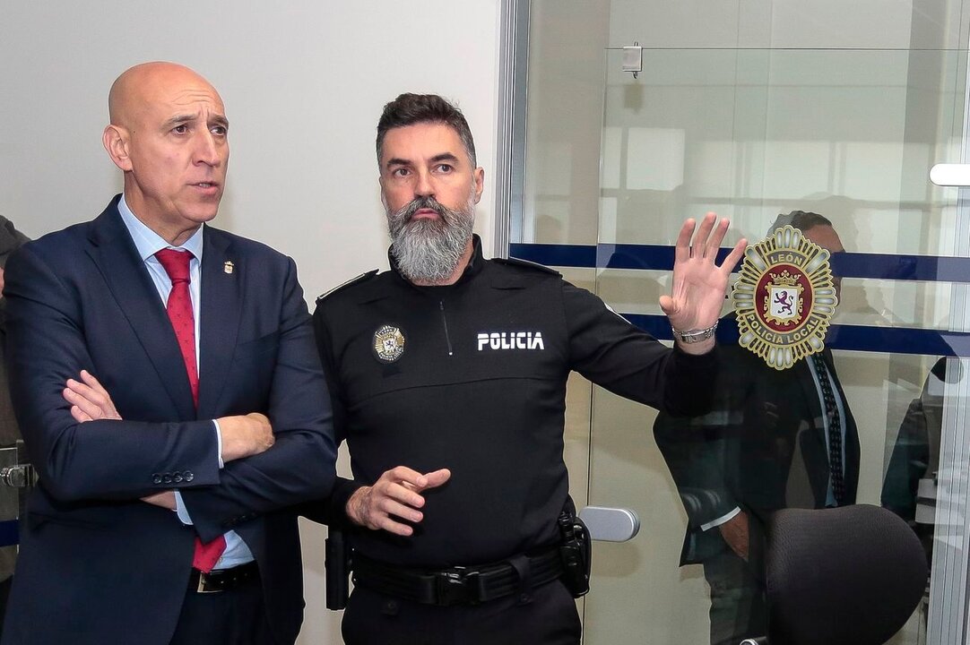 El alcalde de León, José Antonio Diez, visita la nueva sala de transmisiones de la Policía Local junto al intendente jefe, Miguel Ángel Llorente