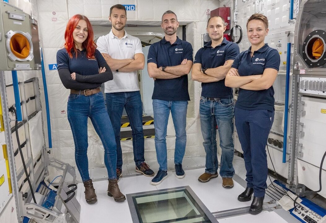 La astronauta leonesa Sara García, junto a sus compañeros de equipo.