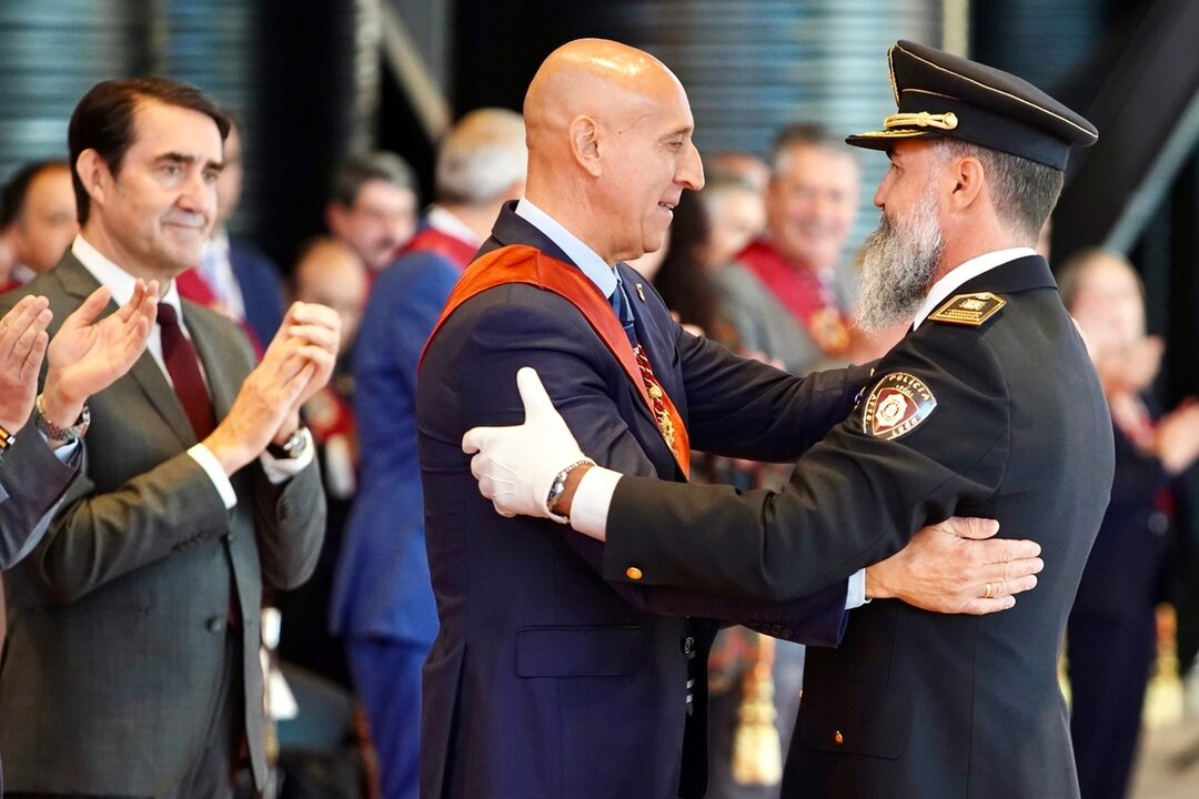 Acto de conmemoración del patrón de la Policía Local de León con reconocimiento a diferentes miembros de este cuerpo en la capital. Foto: Campillo