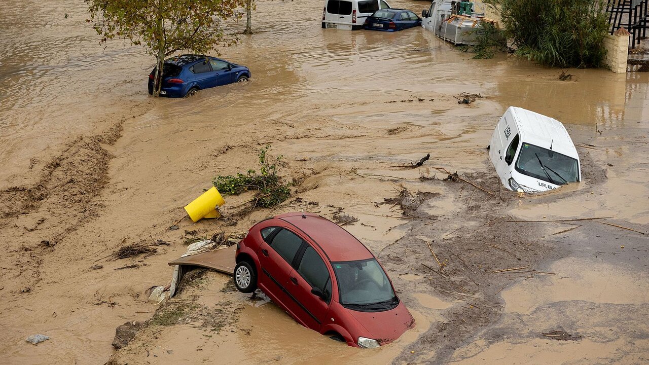 Varios vehículos son arrastrados por el temporal.