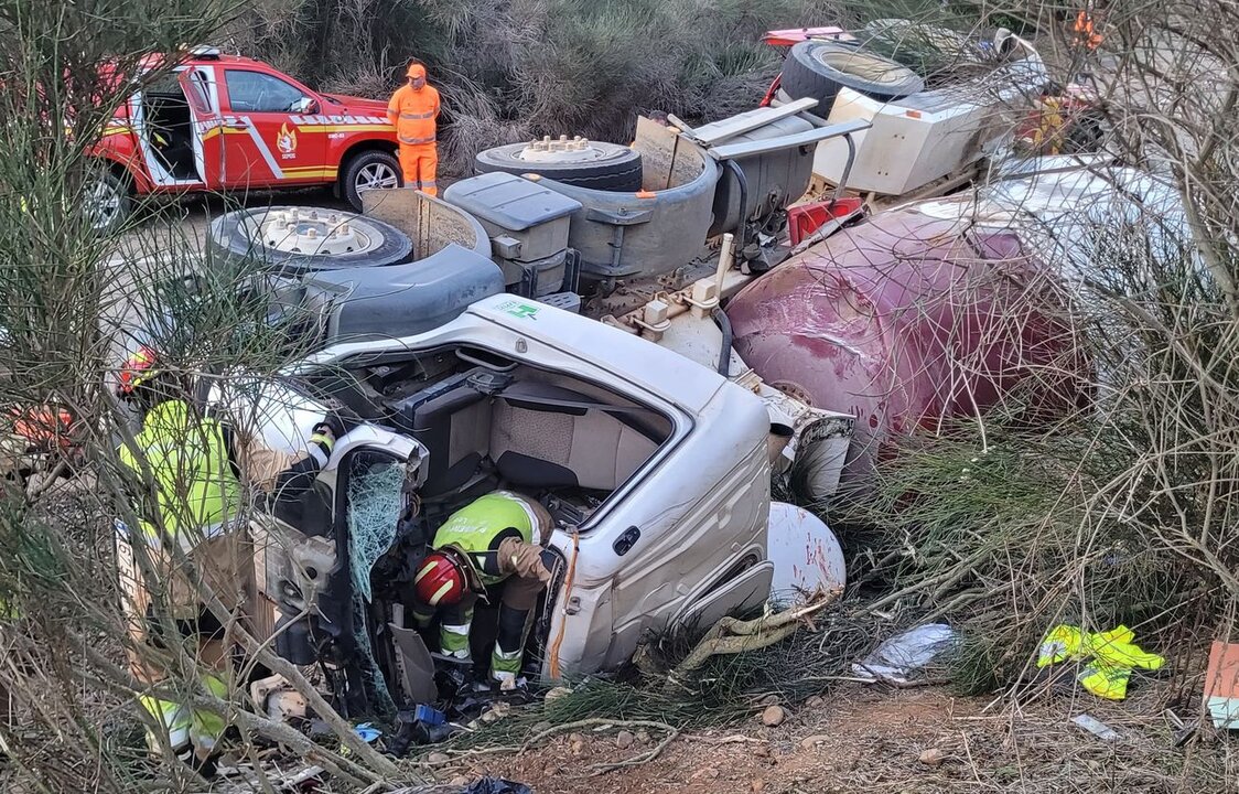 Efectivos de Bomberos León en el lugar del accidente. Fotos: Bomberos León