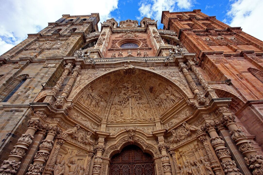 Imagen de la fachada principal de la Catedral de Astorga.