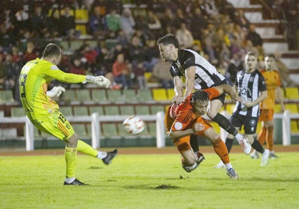 Un lance del encuentro de Copa disputado este miércoles por la SD Ponferradina.