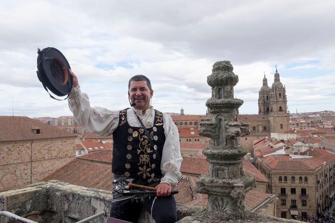 El folclorista Ángel Rufino de Haro, popularmente conocido como El Mariquielo, recordó este jueves al más de un centenar de víctimas que la DANA ha dejado hasta ahora entre las comunidades autónomas de Valencia y Castilla-La Mancha.