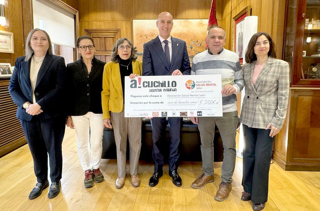 El alcalde de León, José Antonio Diez, acompañado de la concejala de Comercio, Consumo y Fiestas, Camino Orejas, y el cortador de cecina Agustín Risueño han hecho entrega este jueves del cheque con la recaudación de 5.200 euros del Bocadillo Solidario a Salud Mental León.