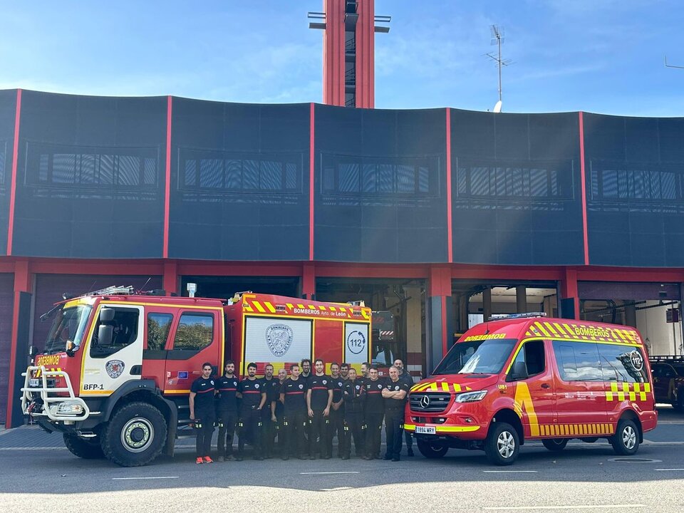 Efectivos de Bomberos de León, momentos antes de iniciar su desplazamiento a Valencia.