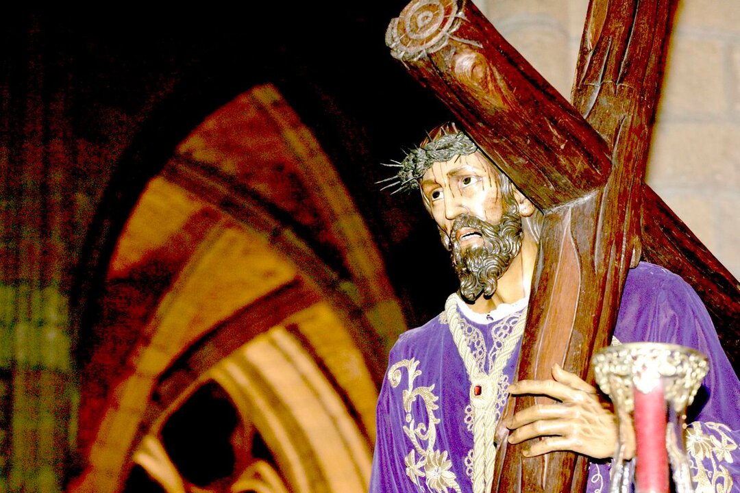 Traslado del paso Jesús Nazareno de la capilla de Santa Nonia a la catedral de León con motivo de la celebración del 4º centenario de la cofradía del Dulce Nombre de Jesús Nazareno. León 30-1-11. Carlos S. Campillo / ICAL