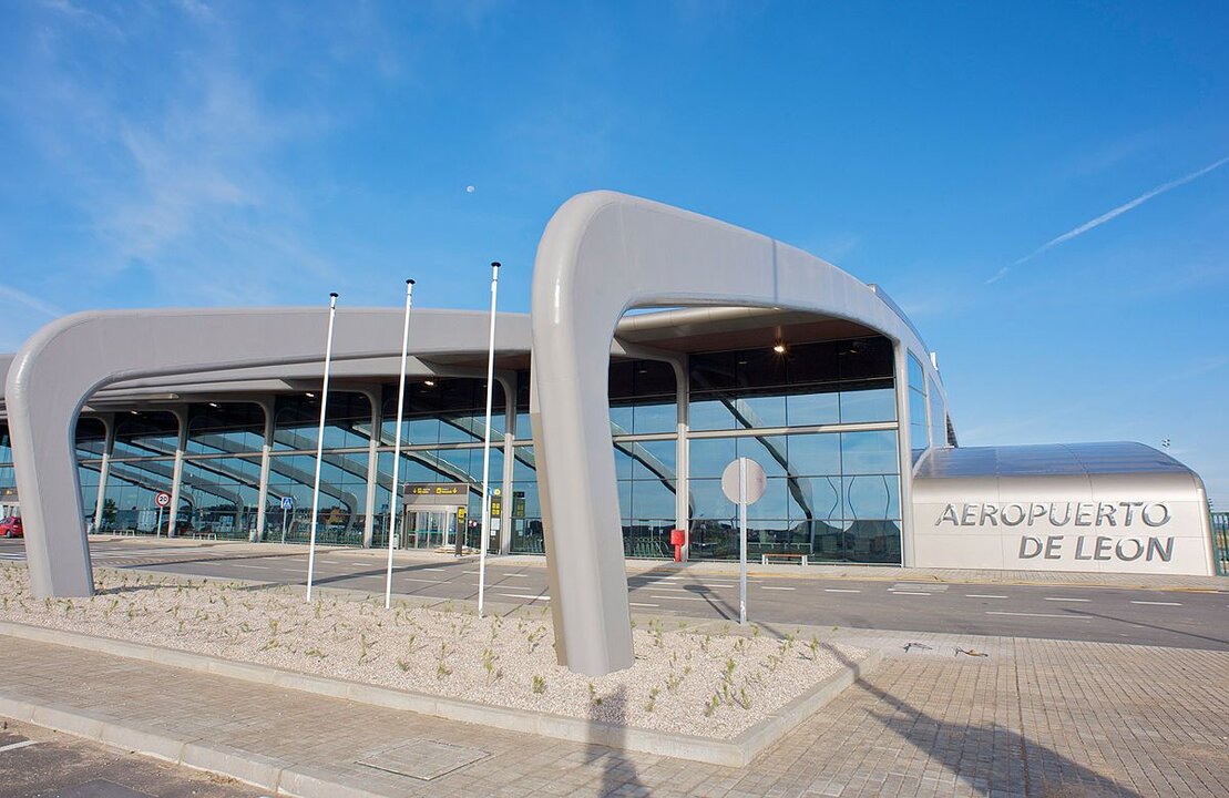 Imagen de la terminal de pasajeros del Aeropuerto de León. Su ampliación conllevaría una inversión de 43 millones.