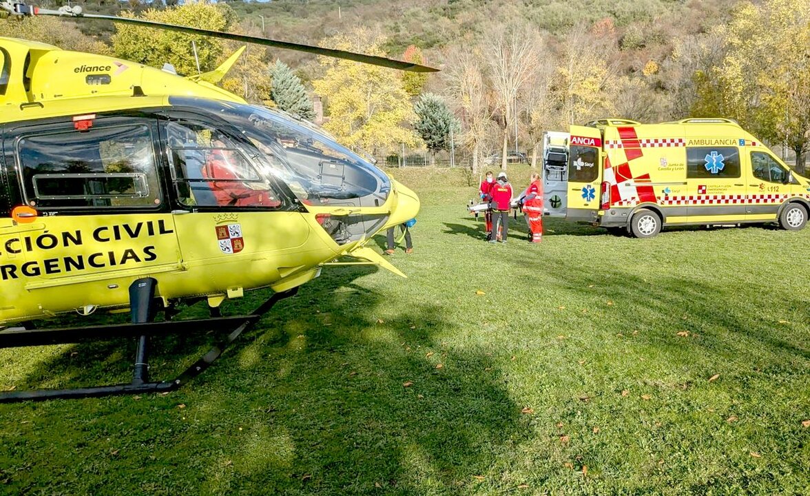 Imagen del helicóptero de rescate en el momento del traslado del herido.