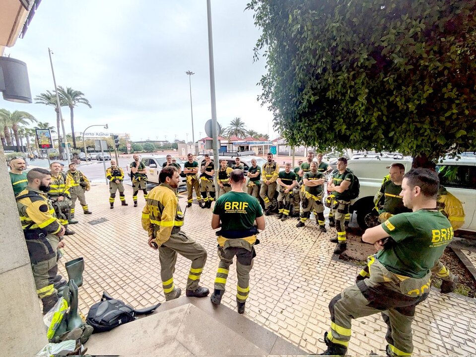 Brigadistas en su reunión previa al inicio de su trabajo en la zona.