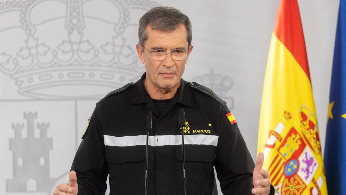 El general jefe de la UME, durante su comparecencia.