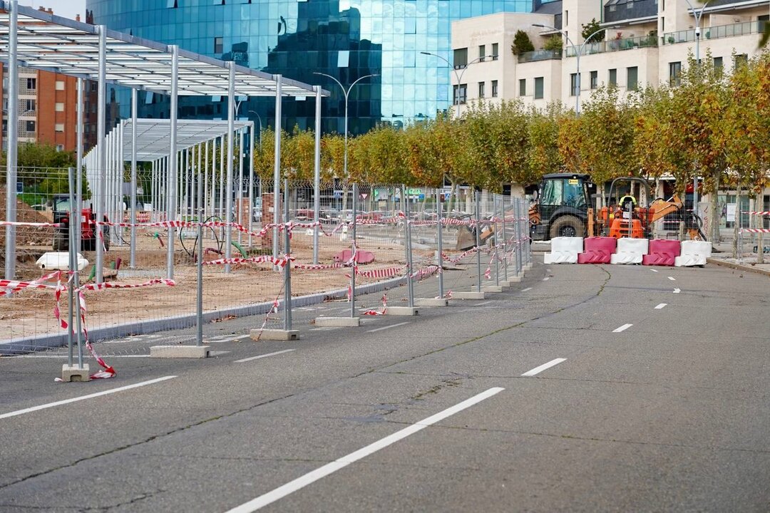 Acondicionamiento de una pérgola bioclimática en la Avenida Reyes Leoneses. Foto: Campillo