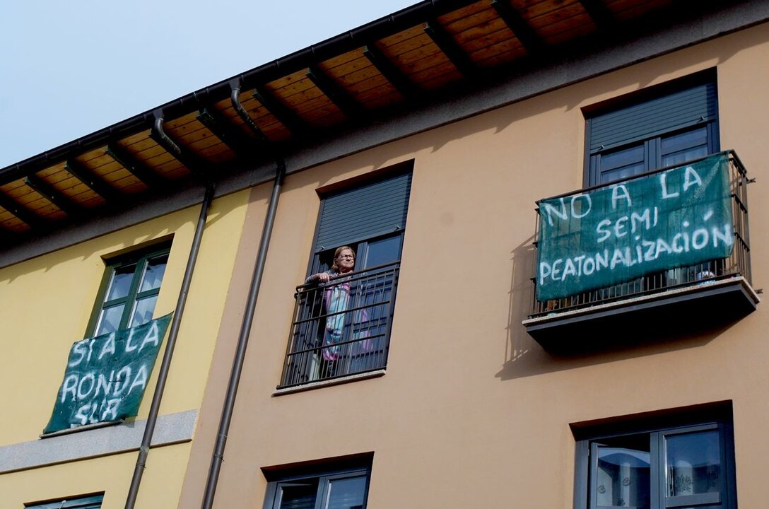 Pancartas en contra de la semipeatonalización en Ponferrada. Fotos: César Sánchez