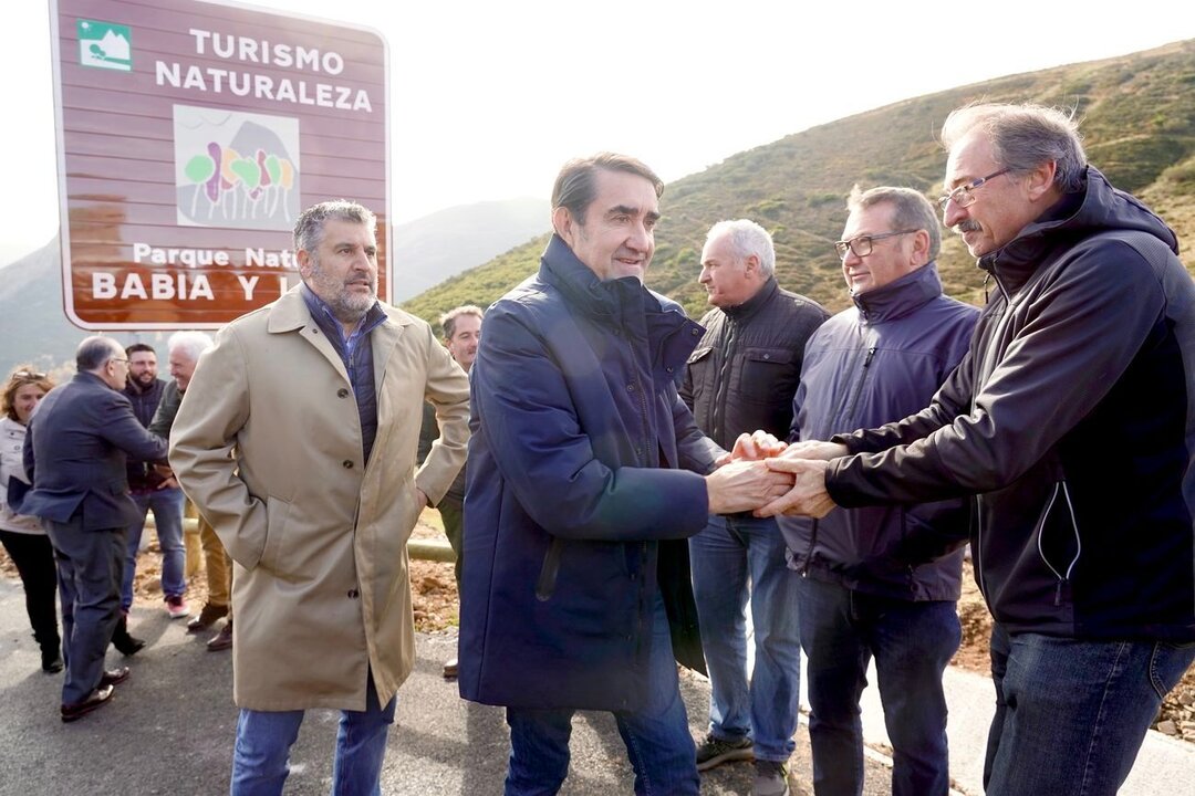 El consejero de Medio Ambiente, Vivienda y Ordenación del Territorio, Juan Carlos Suárez-Quiñones, inaugura la carretera de La Farrapona. Foto: Campillo