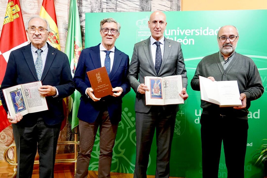 Acto de presentación del libro Testamentos de los Reyes de León. El libro de las Estampas, con la asistencia del alcalde de León, José Antonio Diez; el presidente del Consejo Social de la ULE, Javier Cepedano, el deán de la Catedral de León, Florentino Alonso, y el presidente de la Asociación Española de Historia de la Veterinaria, Francisco Rojo. Foto: Campillo