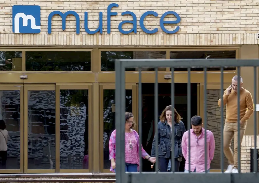 Mutualistas de Muface abandonan las oficinas centrales de la compañía en Madrid.