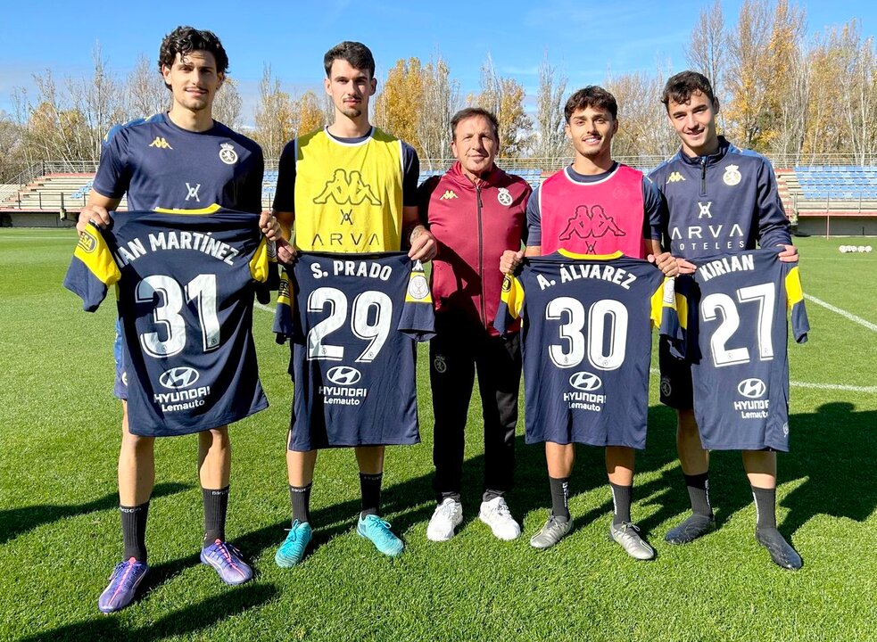 Los jugadores del filial culturalista, con sus camisetas firmadas tras el debut con el primer equipo.