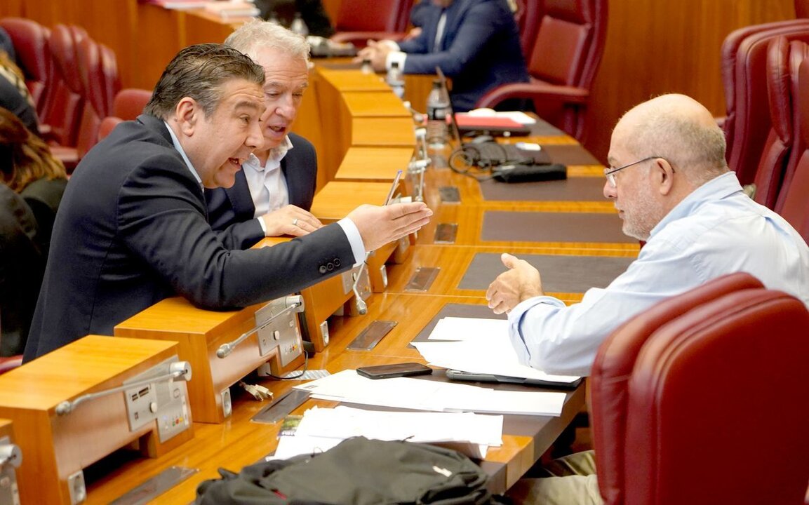 El leonesista Luis Mariano Santos conversa con Franciso Igea durante el pleno de las Cortes.