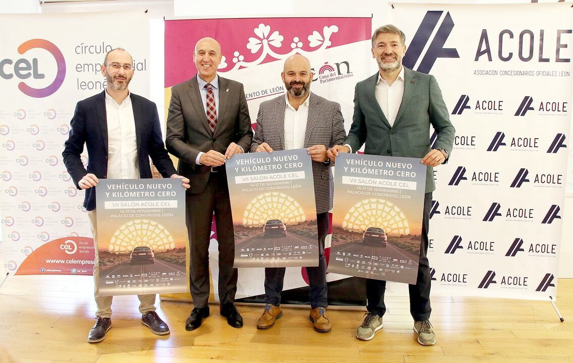 El alcalde, José Antonio Diez, y el presidente del CEL, Julio César Álvarez, acompañaron a los representantes de la Asociación en la presentación de un evento en el que se exhibirán cerca de 500 vehículos de Kilómetro 0. Foto: Peio García